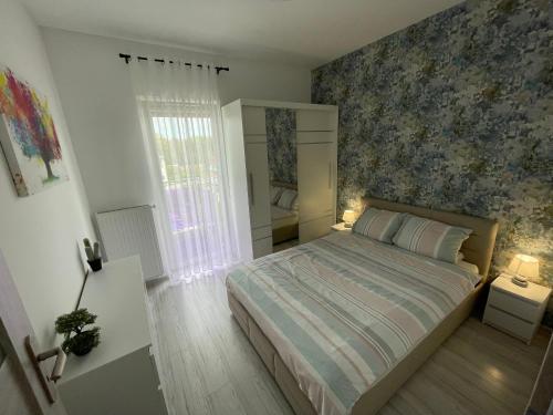 別爾斯科－比亞瓦的住宿－!KOMFORT APARTAMENT KUSTRONIA Garaż Balkon Wanna，一间卧室设有一张大床和一个窗户。