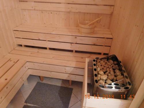 una sauna con un secchio di rocce di Villa regina 