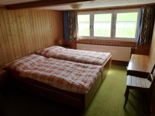 1 Schlafzimmer mit 2 Betten und einem Fenster in der Unterkunft Ferienhof-Barenegg in Hemberg