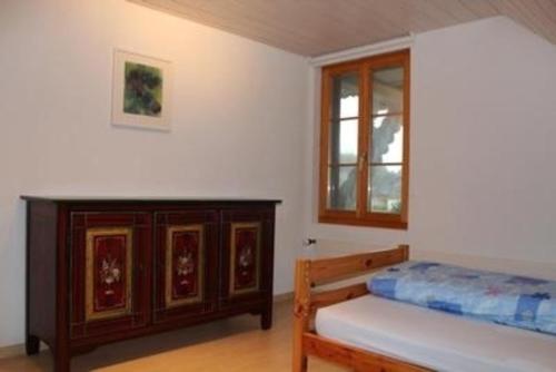 Schlafzimmer mit einem Bett und einem Holzschrank in der Unterkunft Leinacherhof - Ferienwohnung für 2 Erwachsene und 3 Kinder 