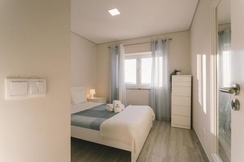 - une petite chambre avec un lit et une fenêtre dans l'établissement Best Houses 53 - Costa Mar II, à Consolação