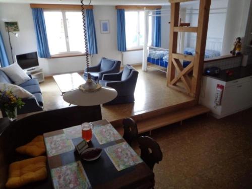 ein Wohnzimmer mit einem Sofa, einem Tisch und Stühlen in der Unterkunft Manser, Ferien beim Bauer 1 Stock in Oberhegi