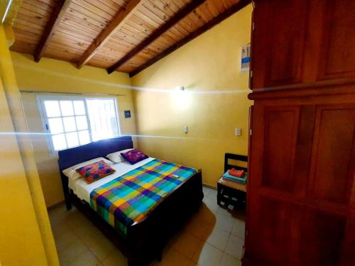 1 dormitorio con cama y ventana en Ara Vera en Empedrado