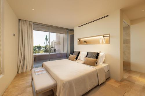 um quarto com uma cama grande e uma janela em Palmares Signature Apartments em Lagos