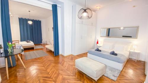 un soggiorno con divano e tavolo di City Centre Synagogue Residential Apartment Budapest a Budapest