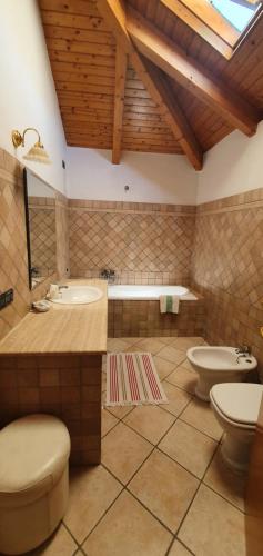 塞尼加利亞的住宿－Albergo Primavera，大型浴室设有2个卫生间和水槽