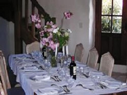 Restoran ili drugo mesto za obedovanje u objektu Maison de 5 chambres avec jardin clos et wifi a Morannes sur Sarthe