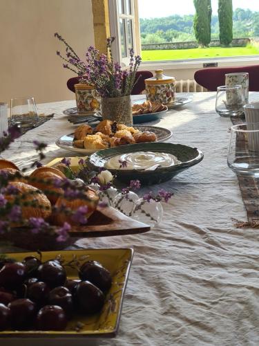 une longue table avec des assiettes de nourriture dans l'établissement Jardin Meurin, à Tabanac