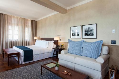 una camera d'albergo con letto e divano di Hotel Fasano Salvador a Salvador