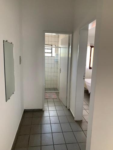 pasillo de un baño con ducha y puerta en Duplex Residencial Santos, en Florianópolis