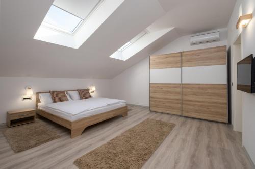 Ένα ή περισσότερα κρεβάτια σε δωμάτιο στο Apartmani Stari ribar