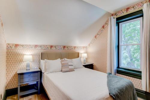 una piccola camera con letto e finestra di Suite 2 Historic Art City Inn a Springville