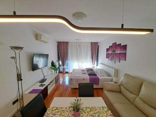ein Wohnzimmer mit einem Sofa und einem Bett in der Unterkunft Nova Galerija Studio Ema i Apartman Anita in Zagreb