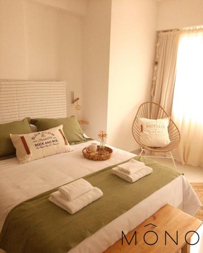 um quarto com uma cama com duas toalhas em Mono Neuquen em Neuquén