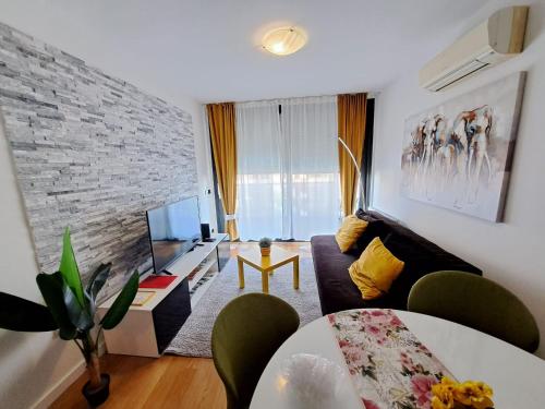 ein Wohnzimmer mit einem Sofa und einem Tisch in der Unterkunft Nova Galerija Studio Ema i Apartman Anita in Zagreb