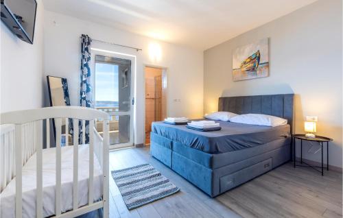 een kleine slaapkamer met een bed en een wieg bij Gorgeous Apartment In Jesenice With House Sea View in Jesenice