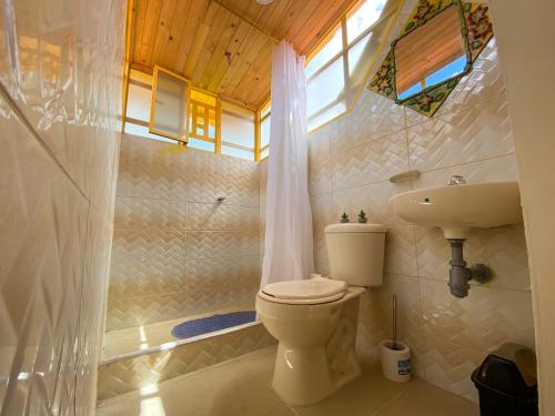 y baño con aseo y lavamanos. en Cabaña campestre en Chiquinquirá, en Saboyá