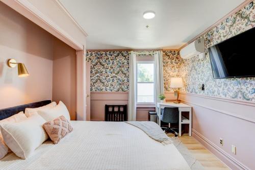 Voodi või voodid majutusasutuse Suite 4 Historic Art City Inn toas