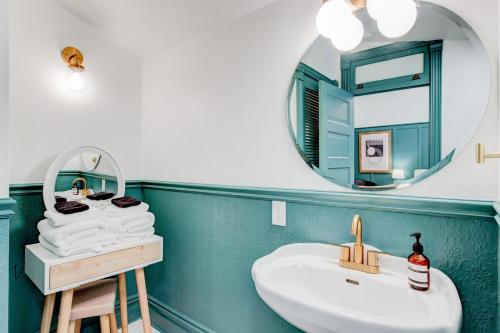 een badkamer met een wastafel en een spiegel bij Suite 6 Historic Art City Inn in Springville