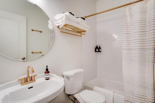 bagno bianco con servizi igienici e lavandino di Suite 5 Historic Art City Inn a Springville