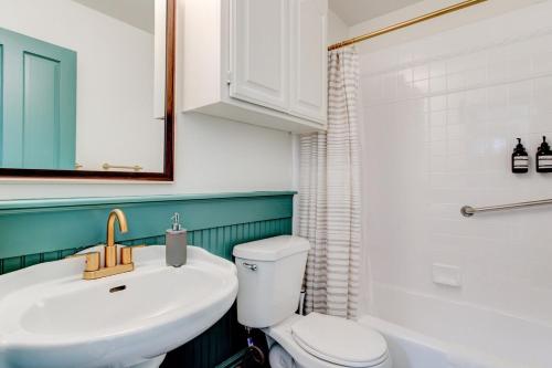 y baño con aseo blanco y lavamanos. en Suite 8 Historic Art City Inn, en Springville