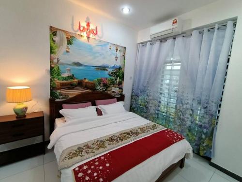 Schlafzimmer mit einem Bett mit Wandgemälde in der Unterkunft Sweet 3 bedroom home @ Canning Garden, Ipoh in Ipoh