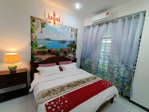 ein Schlafzimmer mit einem Bett und einem Gemälde an der Wand in der Unterkunft Sweet 3 bedroom home @ Canning Garden, Ipoh in Ipoh