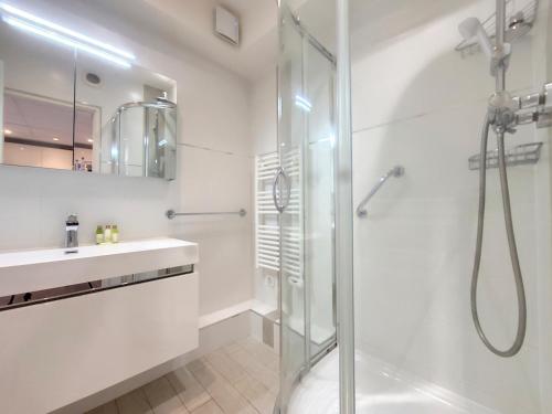 une salle de bain avec douche et lavabo dans l'établissement Nestor&Jeeves - ALPHONSE KARR TERRASSE - Hyper center - Close sea - Chic street, à Nice