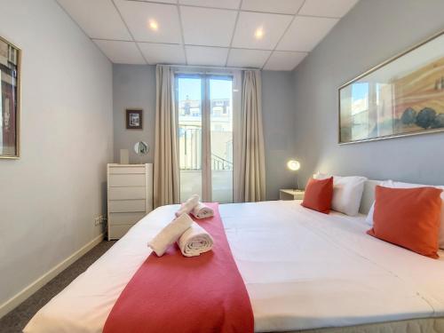 une chambre avec un grand lit avec des serviettes dessus dans l'établissement Nestor&Jeeves - ALPHONSE KARR TERRASSE - Hyper center - Close sea - Chic street, à Nice
