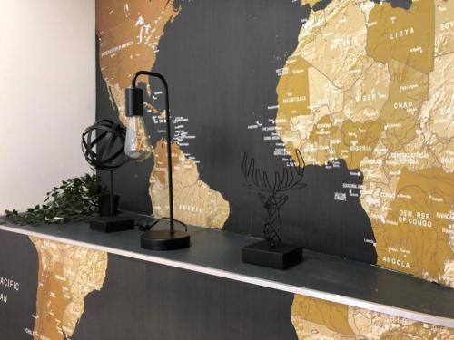 Une carte de l'Afrique du Sud sur un mur dans l'établissement Atelier Kersauson, à Brest