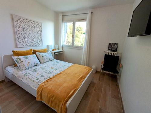 um quarto com uma cama e uma janela em Private room in renovated apartment - Tram 1 min walk em Nice