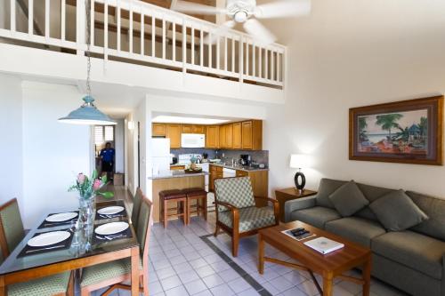 Maui Schooner Resort في كيهي: غرفة معيشة مع أريكة وطاولة