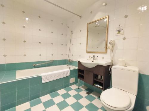 台南的住宿－文化信然，浴室配有卫生间、盥洗盆和浴缸。