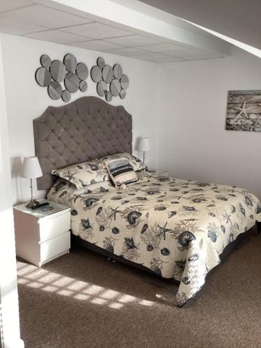 um quarto com uma cama com colcha floral em By the Seaside em Blackpool