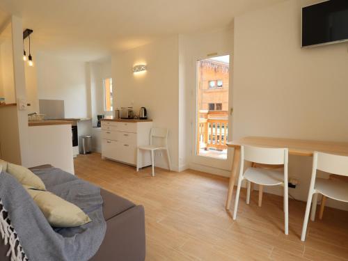 un salon avec une table et une salle à manger dans l'établissement Appartement central rénové, proche pistes, 5 pers, balcon, Wifi, équipements complets - FR-1-623-262, aux Gets
