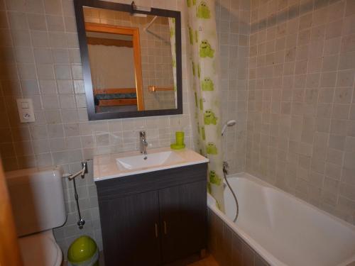 ein Badezimmer mit einem Waschbecken, einer Badewanne und einem Spiegel in der Unterkunft Studio Les Gets, 1 pièce, 4 personnes - FR-1-623-257 in Les Gets