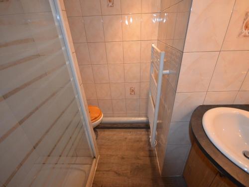 une salle de bain avec une douche, des toilettes et un lavabo dans l'établissement Studio cosy aux Gets - À deux pas des pistes et du centre, 2/4 couchages, balcon, parking inclus - FR-1-623-259, aux Gets