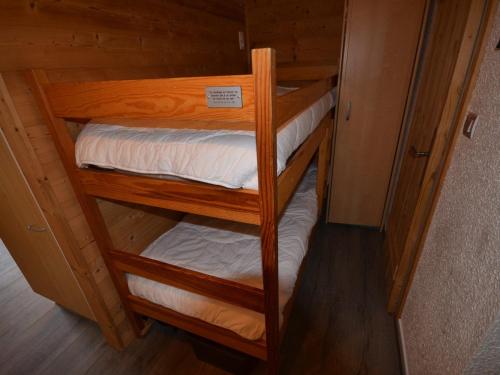 - deux lits superposés dans une cabine dans l'établissement Studio cosy aux Gets - À deux pas des pistes et du centre, 2/4 couchages, balcon, parking inclus - FR-1-623-259, aux Gets