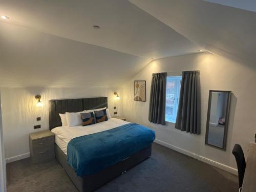 Un dormitorio con una cama grande y una ventana en Terrace House en Leamington Spa