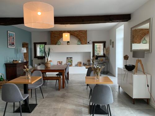 une cuisine et une salle à manger avec une table et des chaises dans l'établissement maison Laratger, à Narrosse
