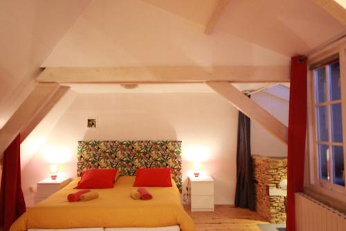 Tempat tidur dalam kamar di Maison Lou Peyrol avec piscine privée