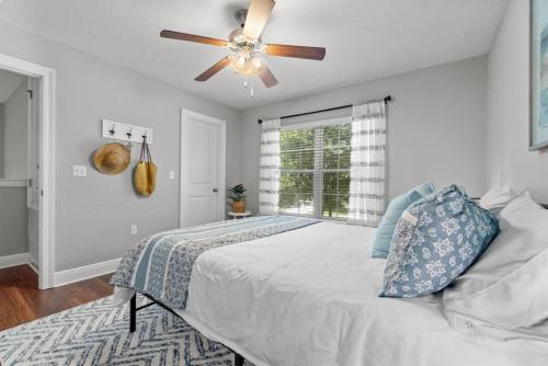 Giường trong phòng chung tại Santa Rosa Beach Seaside Escape The Bay to 30A-Santa Rosa Beach