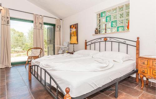 Un pat sau paturi într-o cameră la Amazing Home In Lozovac With Kitchen