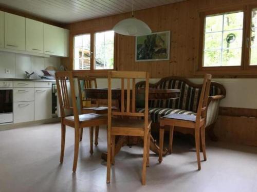 cocina con mesa de comedor y sillas en Brandholz, en Ebnat