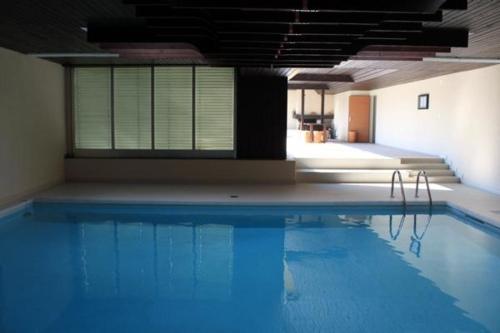 維爾德豪斯的住宿－Ferienwohnung Befang, Wildhaus，大楼内的一个蓝色海水游泳池