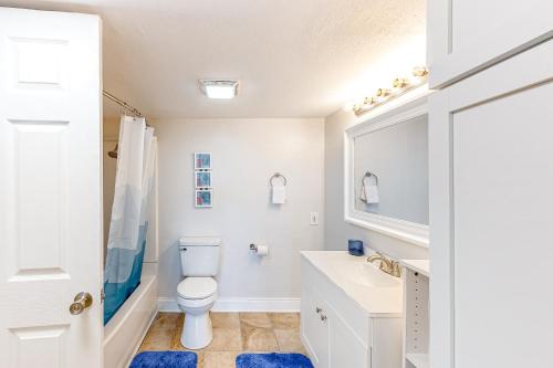 ein Bad mit einem WC und einem Waschbecken in der Unterkunft Fairways #204 in Padre Island