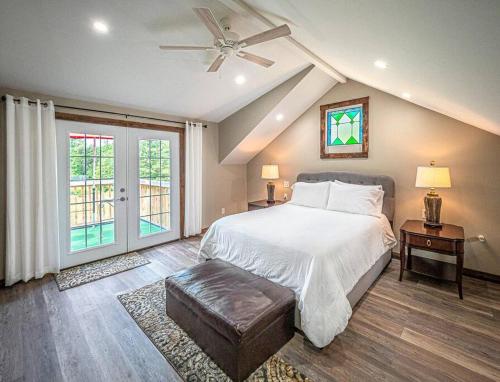 een slaapkamer met een bed en een plafondventilator bij 1786 Farm Cottage Honeymoon Suite Renovated 2022 in Chester