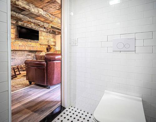 TV a/nebo společenská místnost v ubytování 1786 Farm Cottage Honeymoon Suite Renovated 2022