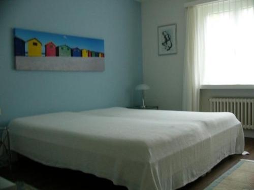 um quarto com uma grande cama branca num quarto em Gästewohnung Matthöhe em Lucerna