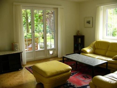 uma sala de estar com um sofá e uma mesa em Gästewohnung Matthöhe em Lucerna